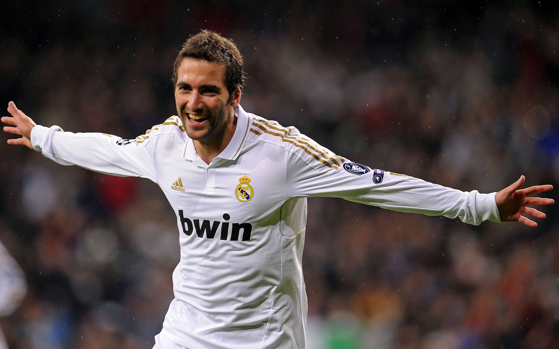 巴萨在欧冠决赛中2-0战胜多特蒙德，夺得第六座欧冠奖杯，巴萨欧冠夺冠视频