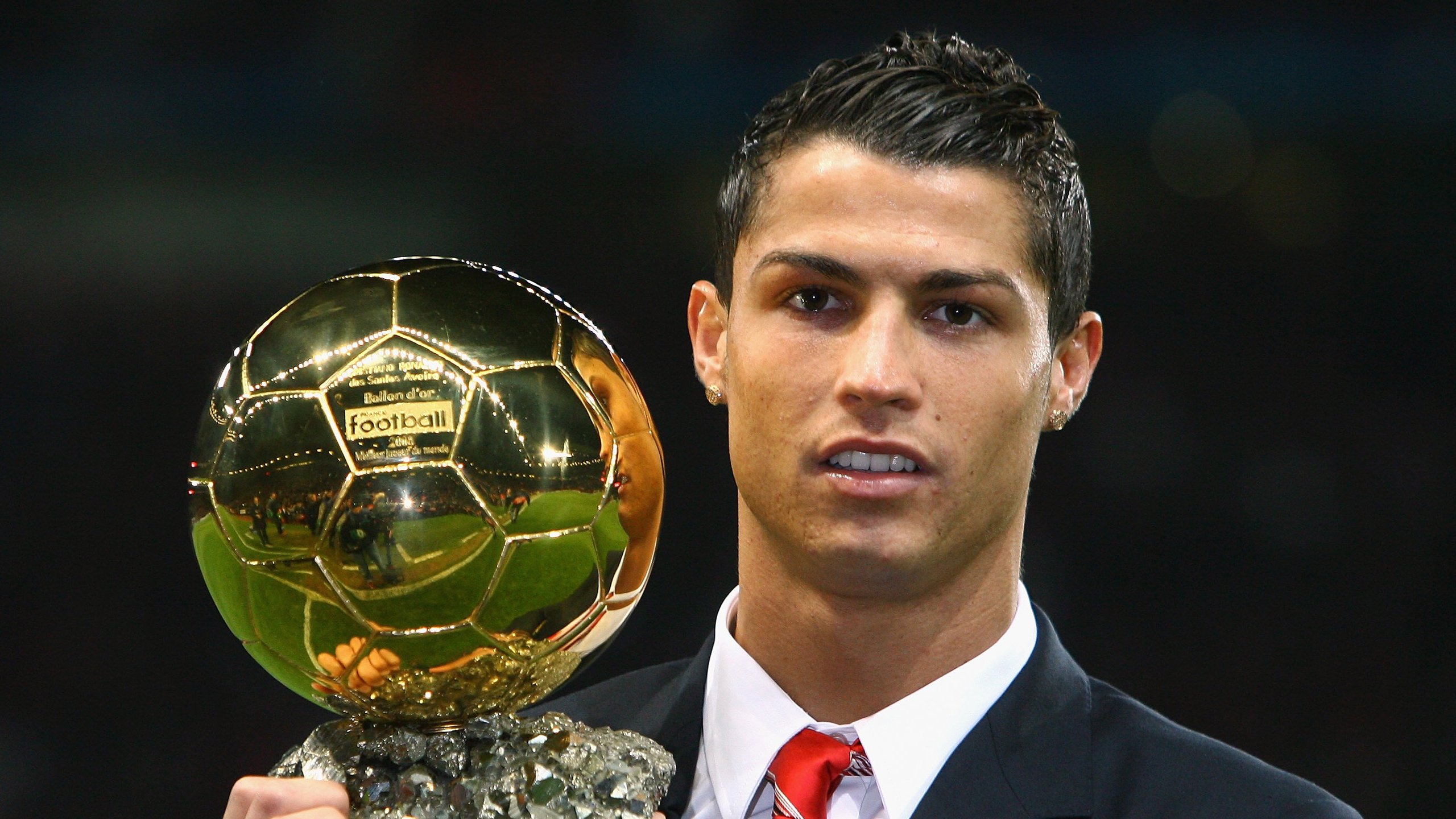 瑞士替补席自带小木屋取暖，观众羡慕疯了，瑞士小木屋在哪个城市